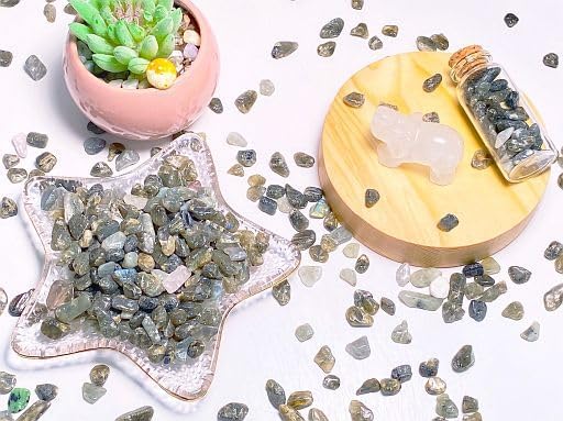 YATOJUZI Labradorite Aquarium Gravel Rocks Bulk Wholesale Tumbled Crystals Stones Chips Crushed Reiki Energy Balancing Gemstones for Planters Vase Filler Fountain Fish Tank Potted Decor 0.44LB